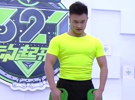 321动起来 杠铃运动练出紧实的肱三头肌