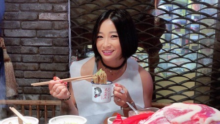 WWE在中国 重庆幺妹李霞上月回家乡，每天撸串火锅 人生大赢家