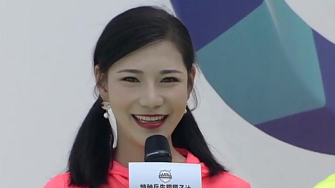 小姐姐太“脚滑”抢位失败 小伙誓要当冲关王