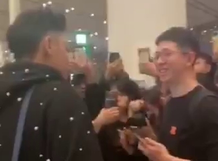 黄子韬在机场暴走向路人借步数