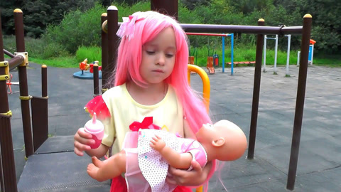 苏菲亚和蜘蛛侠吃薯片