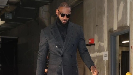 NBA热辣资讯 詹姆斯第一场常规赛到达球馆！这一身正装装扮真的太帅了！