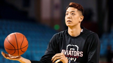 CBA版慕尼黑男主亲授绝招！沈梓捷在线教你原地体前变向运球