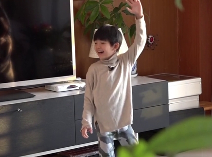 超人妈妈带娃记 顶顶疯狂手舞足蹈逗乐董洁