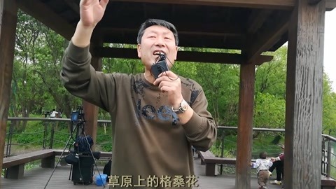 唱罢吹灯 翻唱就服这大爷，唱起歌来手舞足蹈蛮有意思的