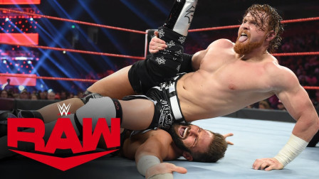 WWE RAW 2019 【RAW 12/09】无辜的科特举起双手表示无意参与混战，还是被赏了一拳