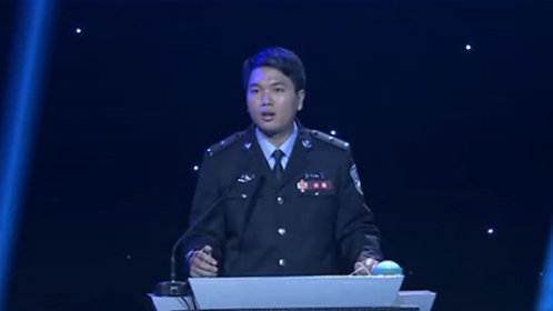 中国灯谜大会第二季 警察选手将猜灯谜类比抓嫌犯