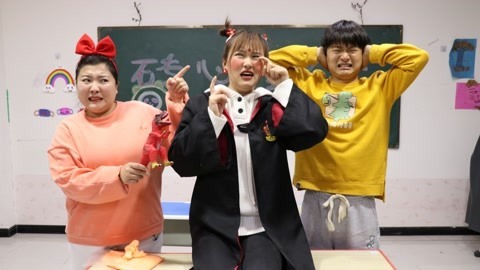 美女家务事 小晴意外捡到幼稚粘土，玩5秒竟变成两岁宝宝，同学直呼受不了