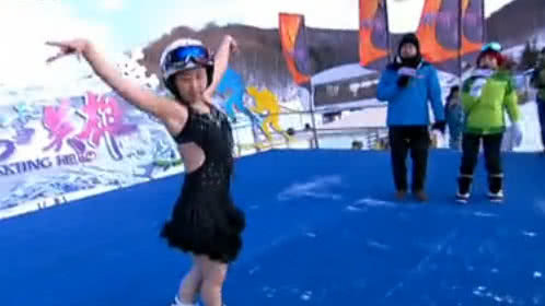 赵昕宇比基尼滑雪坚持到底