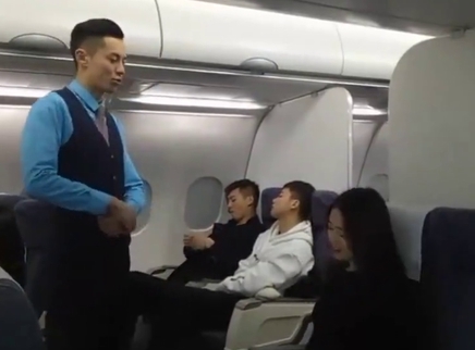 娱乐新鲜爆 王鹤棣空少演习