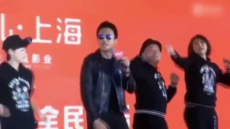 土豆娱乐快报 2017 5月 邓超一家畅玩迪士尼 孙俪牵着等等抱着小花超温馨 170523