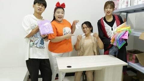 美女家务事 冬冬买粘土中再来一包，老板却说他没中奖，看小晴如何整治老板