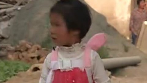 老爸老妈看我的 妞妞到服装店买衣服