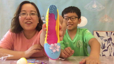 梁小轩和轩妈试吃各种美食 试玩“公主的高跟鞋”