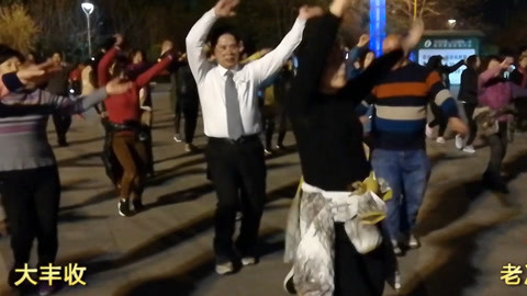 唱罢吹灯 大叔学广场舞简直萌化了