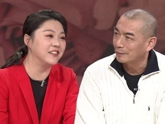 别扭先生不善言谈 女儿上台为其正名