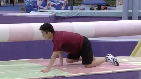 爱爬山女孩遗憾落水 属鼠男生摔着通关