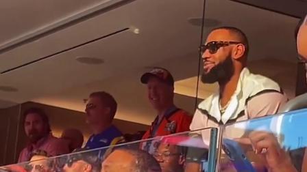 NBA热辣资讯 詹姆斯亲临超级碗跟粉丝妈妈打招呼！老詹这一点巨星架子也没有！