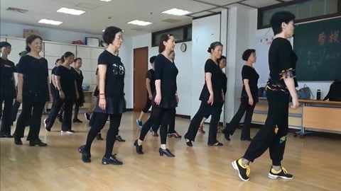 广场舞 排舞广场舞《情歌串烧》