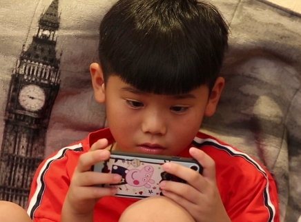 新闻大求真 电子产品对眼睛的影响有多大？
