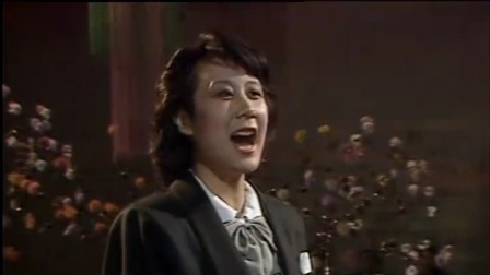 央视1986春晚 苏小明《军港之夜》，人靓歌甜醉人心