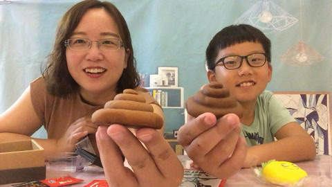 梁小轩和轩妈试吃各种美食 试吃“可乐拉拉糖”