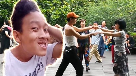 唱罢吹灯 大爷大妈魔性广场舞《嘴巴嘟嘟》太搞笑了哟