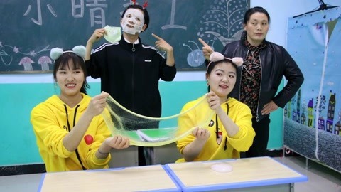 美女家务事 小晴用面膜液自制蚕丝泥