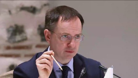 俄战斗机群逼近乌首都基辅，连线避难所中国留学生 俄罗斯总统助理：乌方冻结俄乌谈判 俄方愿继续进行对话