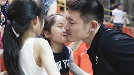 清华大学闯入总决赛，陈磊教练向女儿“索吻”庆祝