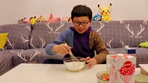 梁小轩和轩妈试吃各种美食 小轩自制草莓蛋挞