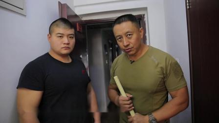 家里，如何应对歹徒假冒快递员从门外发起攻击