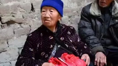 手术后，老人要用塑料袋兜住自己的肠道