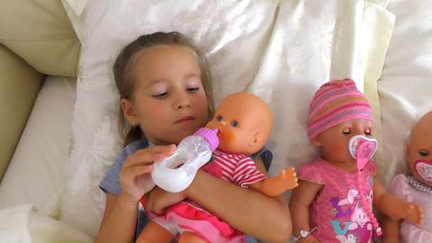 苏菲亚照顾娃娃的日常起居