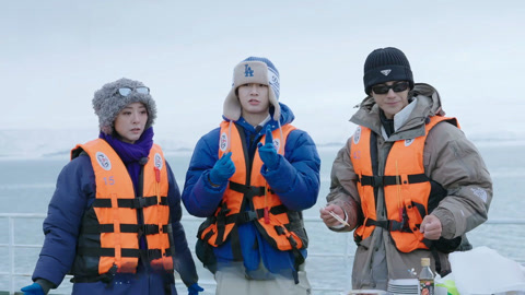 黄小蕾姚琛合作捞三文鱼 姜潮获“挑刺王”