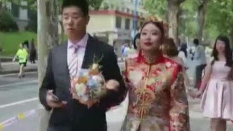 城市直通车 新人因封路步行去结婚