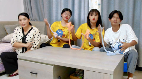 美女家务事 同学们玩“加字”游戏