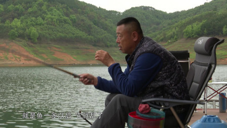 钓到小鱼不要扔, 当成鱼饵钓大鱼, 这波不亏!