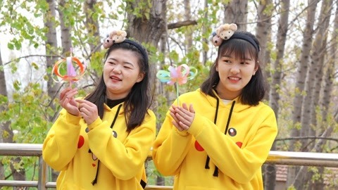 美女家务事 小晴教伙伴用纸折彩虹棒