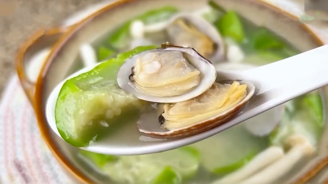 人气美食 暑天清热必备 丝瓜蛤蜊汤