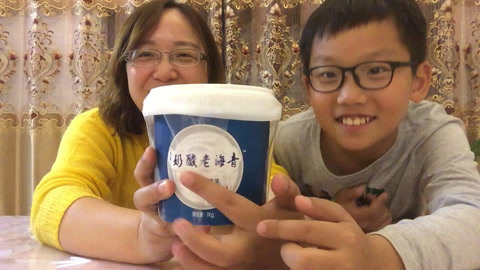 梁小轩和轩妈试吃各种美食 试吃“青海老酸奶”