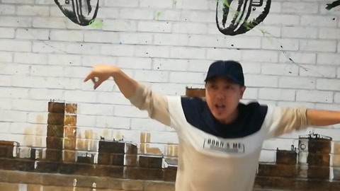 唱罢吹灯 小伙子搞笑魔性的抓痒舞