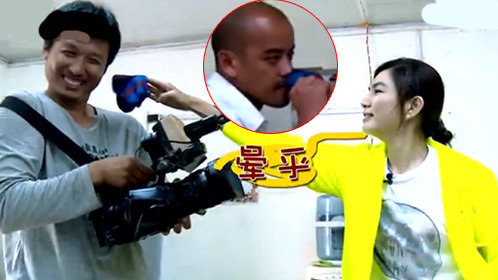 什么仇什么怨！Ella强迫光头强和摄像闻自己袜子