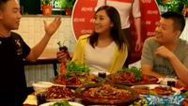 震撼一条龙 是不是美女基本和美食无缘