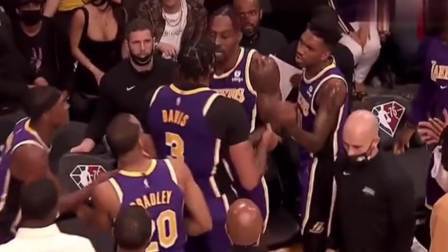 NBA热辣资讯 浓眉和霍华德暂停期间爆发冲突！球迷：湖人内部到底怎么了？