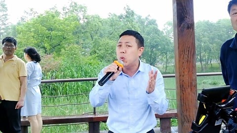 唱罢吹灯 大叔你唱歌有点意思哈，调都跑了还蛮认真的，