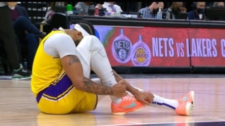 NBA热辣资讯 戴维斯在返回更衣室时已不能支撑，直接坐在球员通道地上