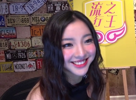 818超女聊天室 性感可爱莫安琪大胆“求撩”