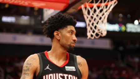 NBA热辣资讯 火箭将中锋伍德交易至独行侠换首轮+博班等球员