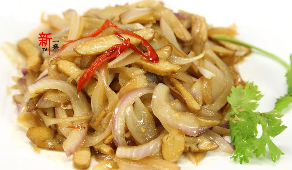新一条美食 洋葱加上这么一味食材一起炒，能清理血管，预防癌症还能降低血糖